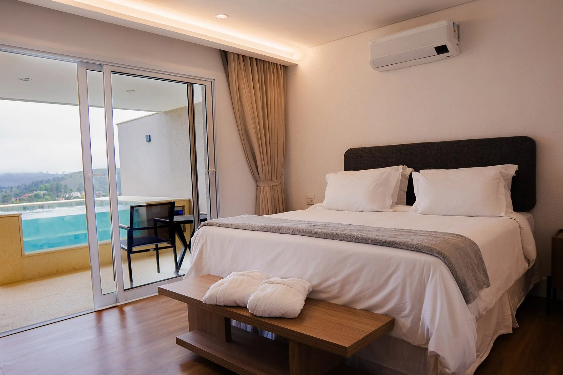 Quarto Duplo com Piscina